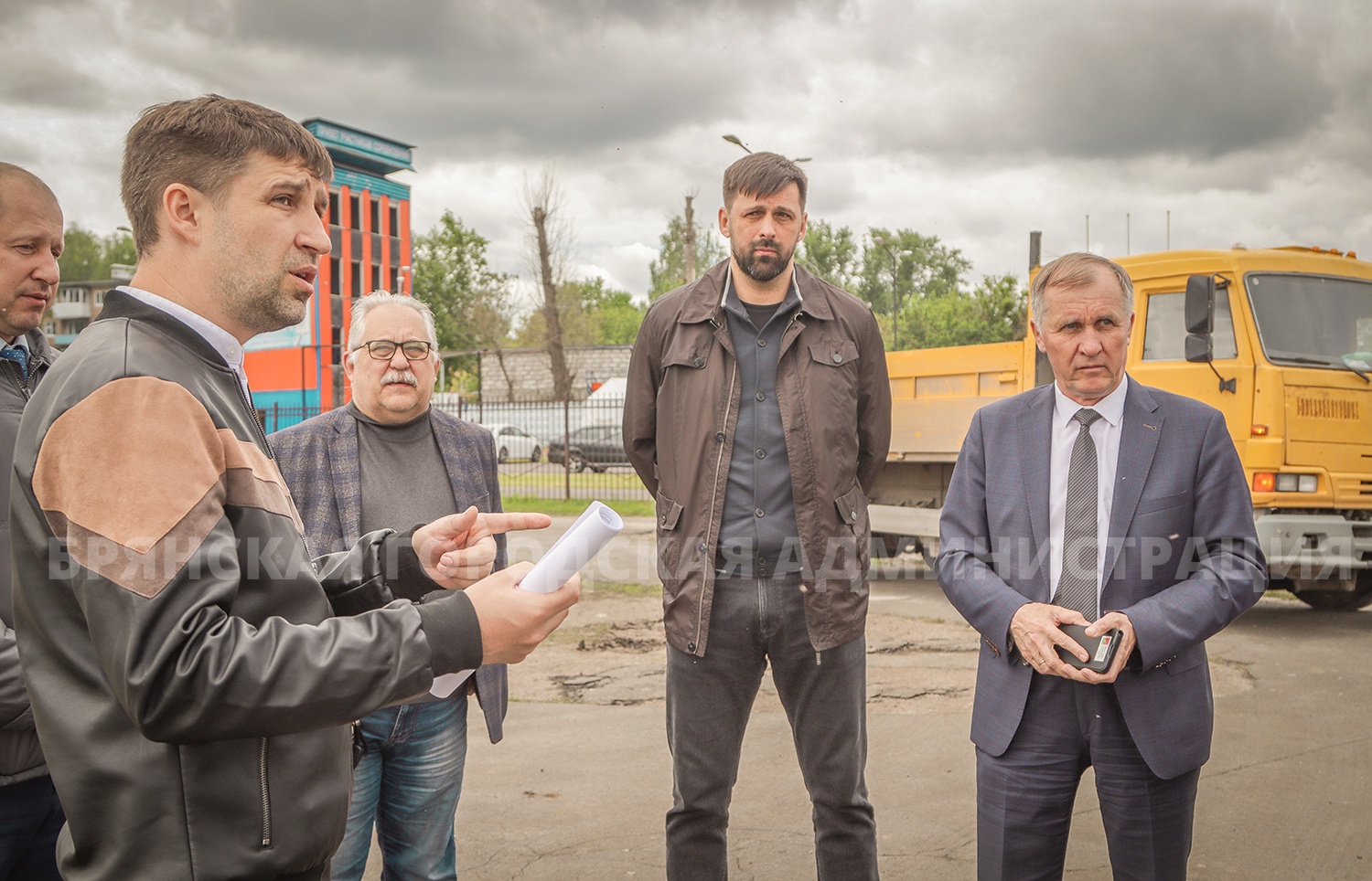 Александр Макаров провёл проверку капремонта стадиона Брянских партизан