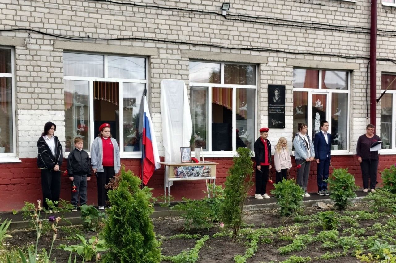 Под Навлей увековечили память погибшего солдата СВО Павла Анишина