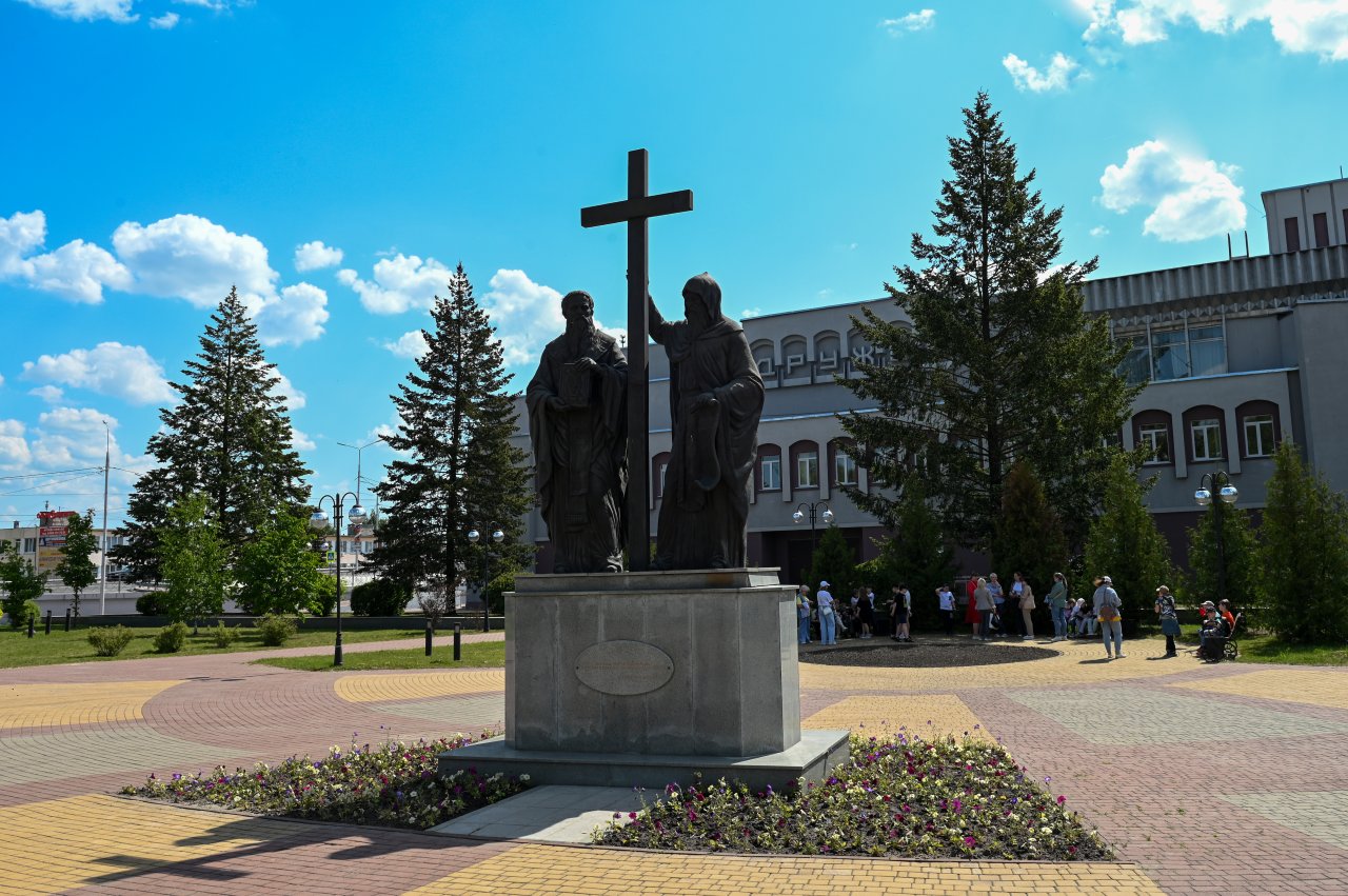 Вчера состоялся молебен возле памятника равноапостольным  Кириллу и Мефодию