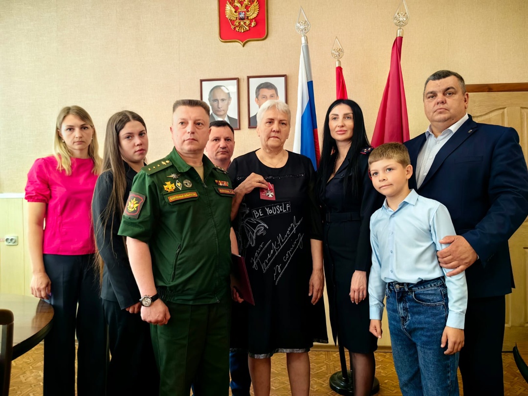 В Фокино Брянской области семья погибшего воина СВО получила его посмертную награду