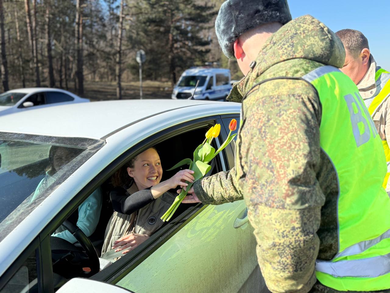 Брянские автоледи сегодня получали цветы от правоохранителей