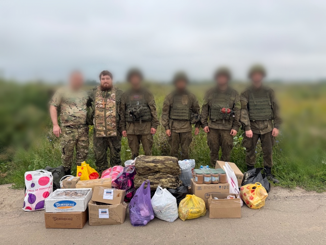 Брянский батюшка навестил бойцов на передовой