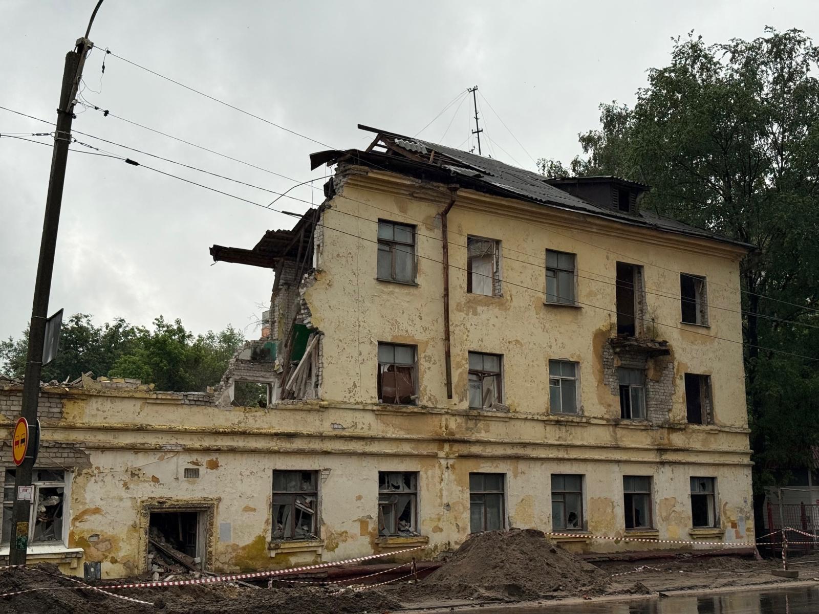 В Фокинском районе Брянска сносят старый барак