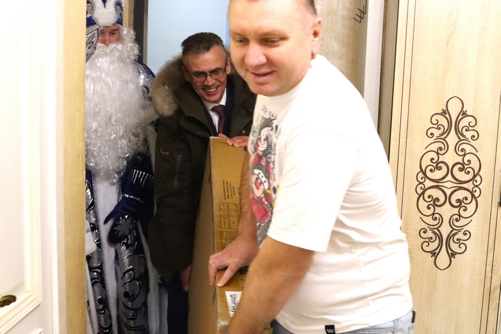 Мечты сбываются. Мэр Брянска подарил 5-летнему Роме игровой стол-трансформер