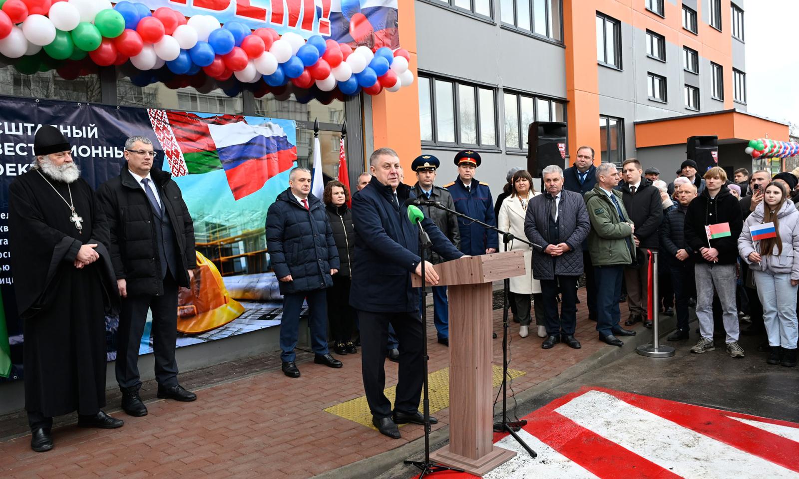 27 брянских детей-сирот получили квартиры в построенном белорусами доме