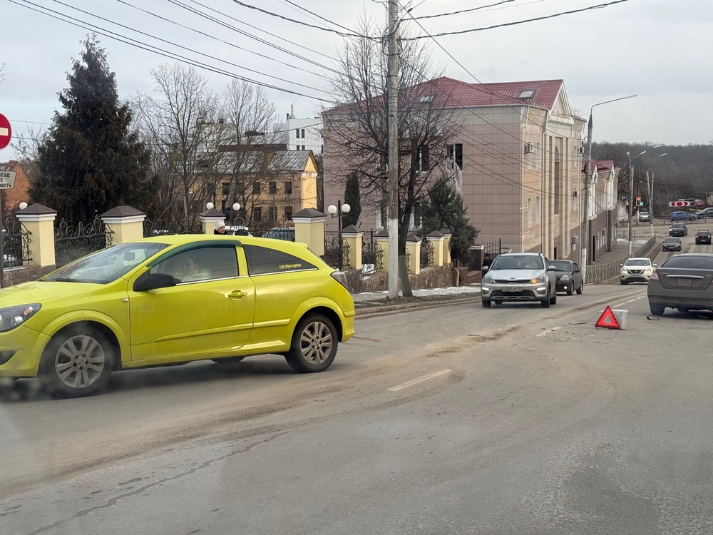 На Фокина в Брянске легковушки не поделили дорогу