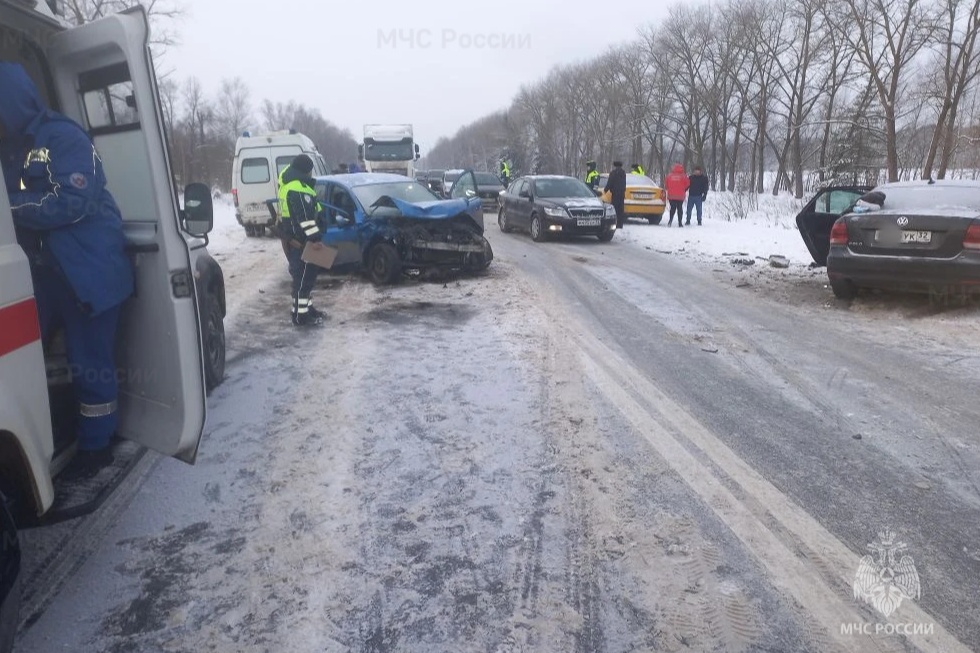 Спасатели деблокировали пострадавшего в массовом ДТП под Выгоничами