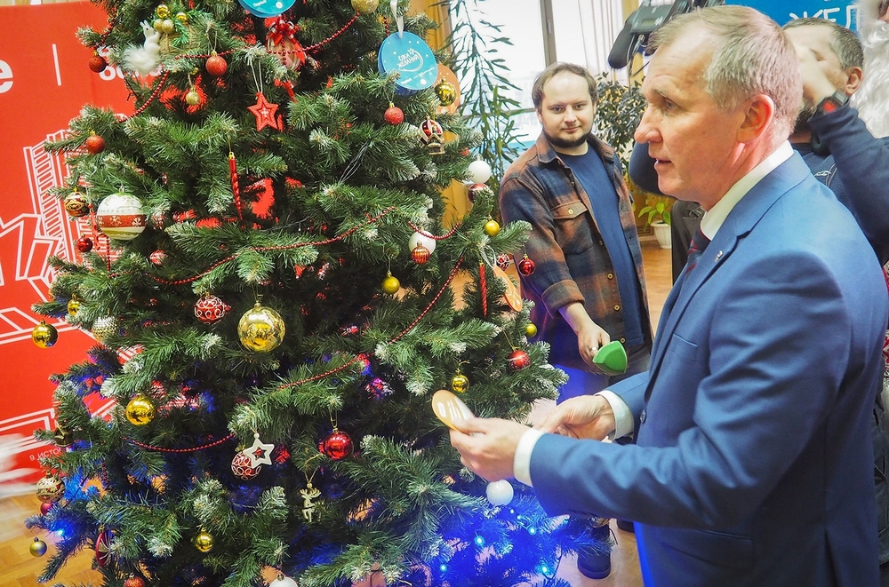 «Елка желаний». Мэр Брянска исполнит мечты двух детей