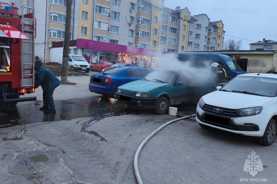 Утром в городе Клинцы загорелась припаркованная легковушка