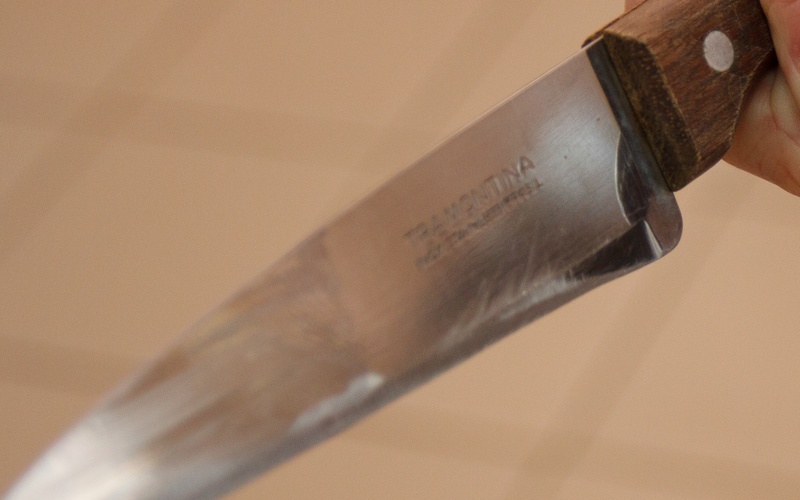 Житель Клинцов в пьяном угаре ударил собутыльника ножом