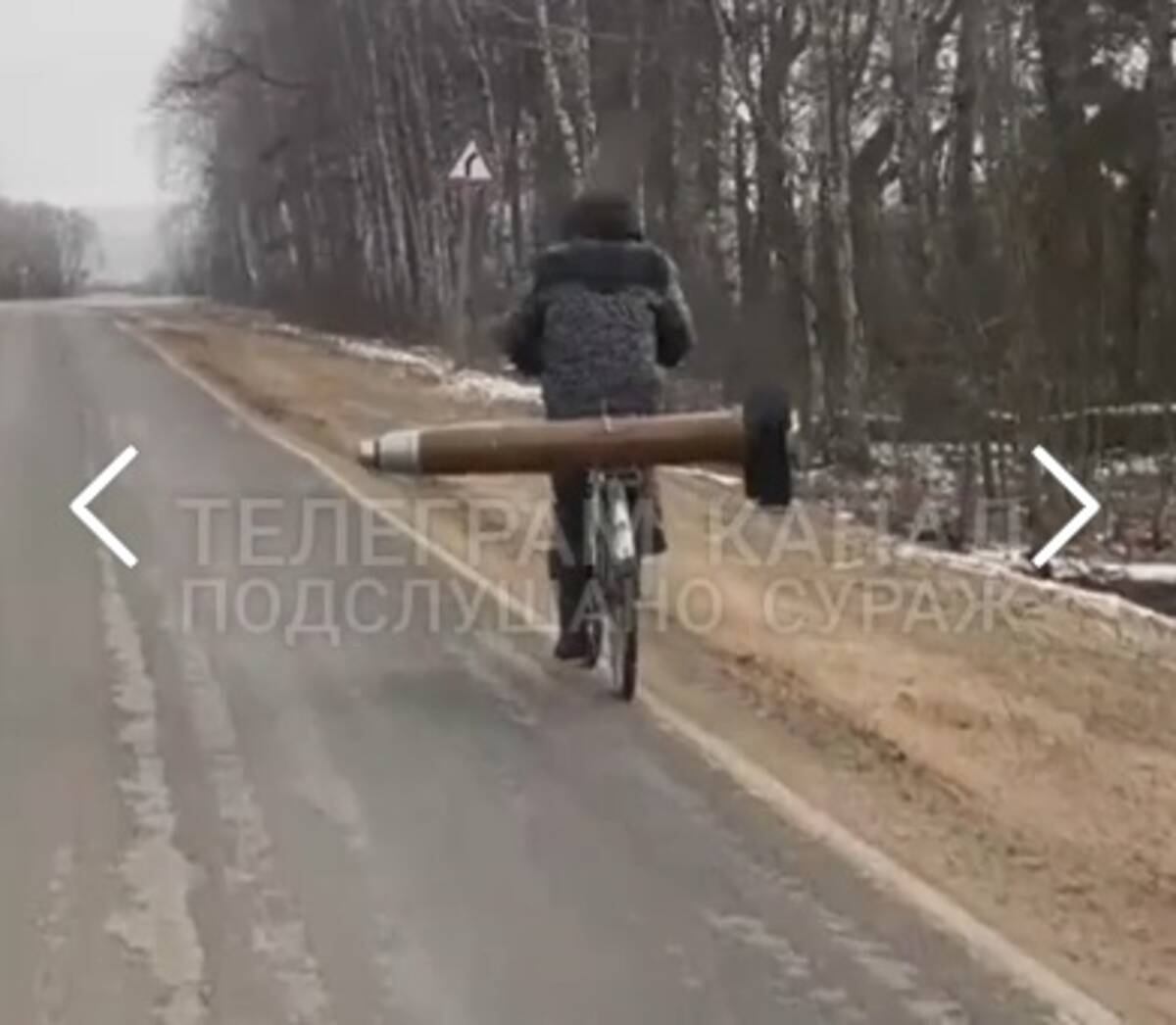 На брянской трассе заметили велосипедиста, перевозившего часть от боеприпаса