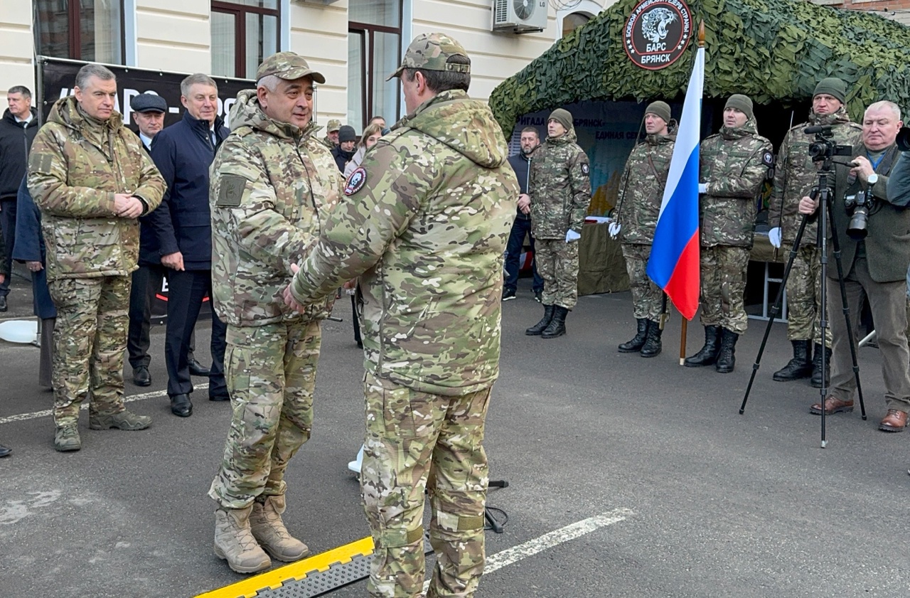 Наш команданте. Бойцы «БАРС Брянск» поздравили Сергея Антошина с новым званием