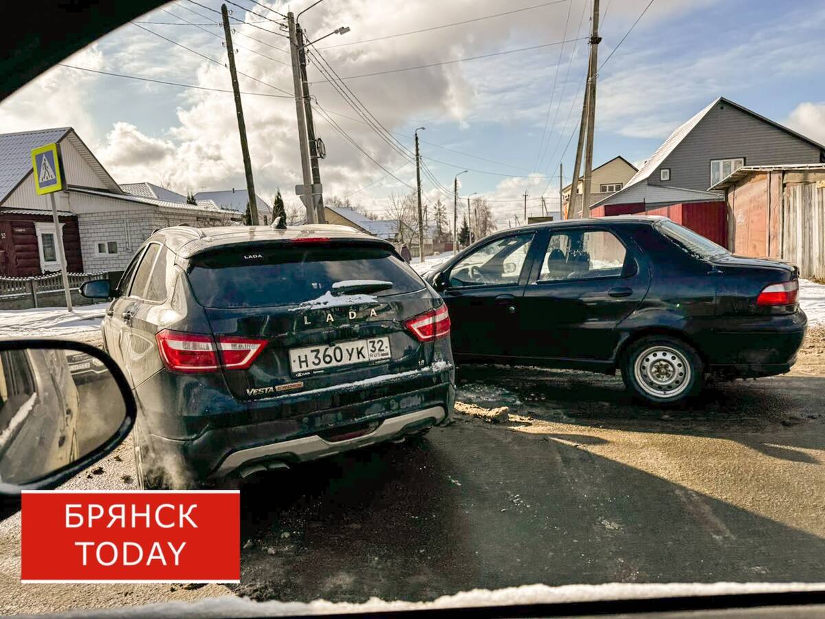 Два автомобиля столкнулись в Брянске на Красном Маяке