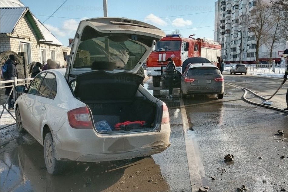 Брянские спасатели показали фото с места ДТП на улице Мира