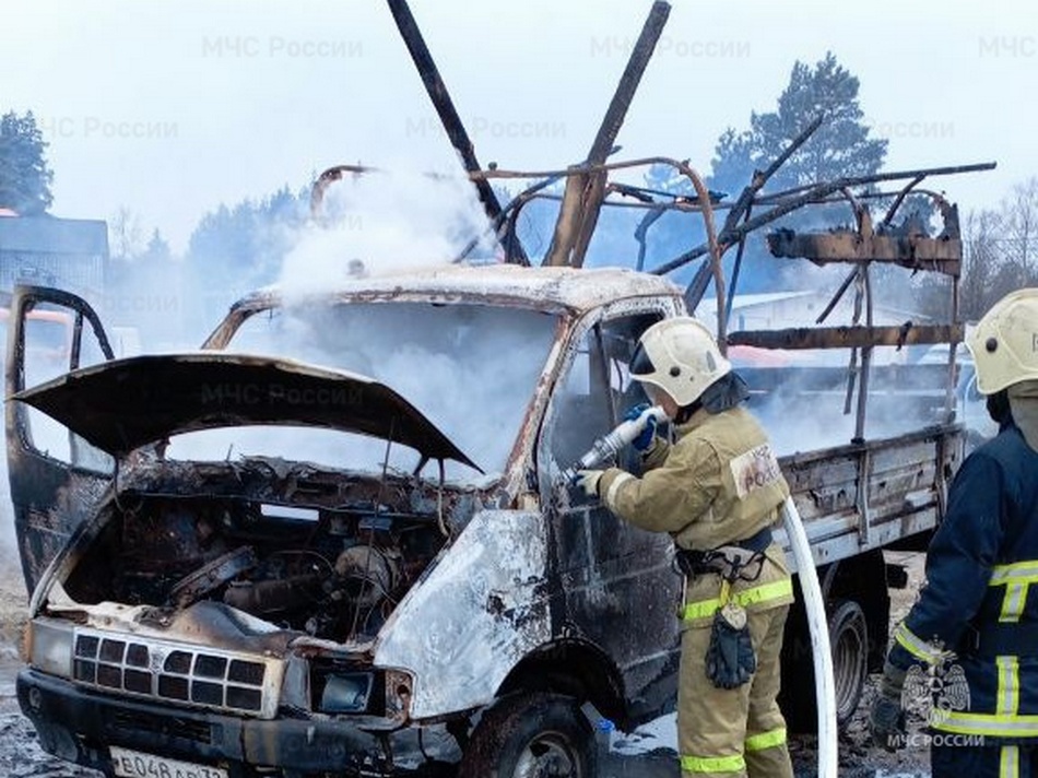 В Фокинском районе Брянска случилось загадочное возгорание автомобиля