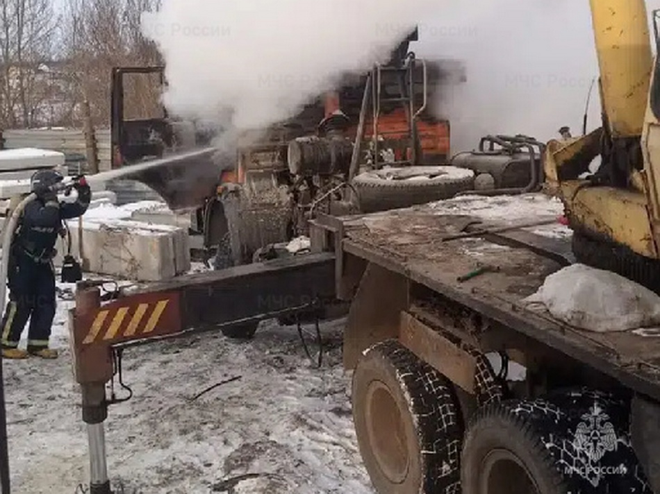 В Брянском районе при загадочных обстоятельствах загорелся большегруз