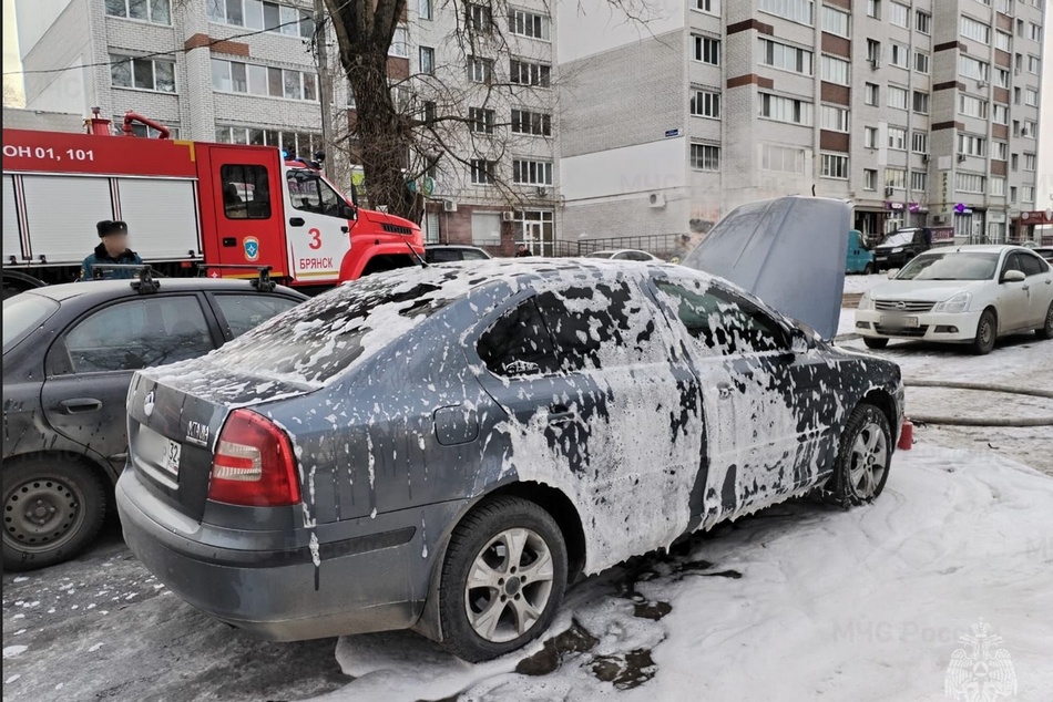 В Фокинском районе Брянска при загадочных обстоятельствах загорелась легковушка