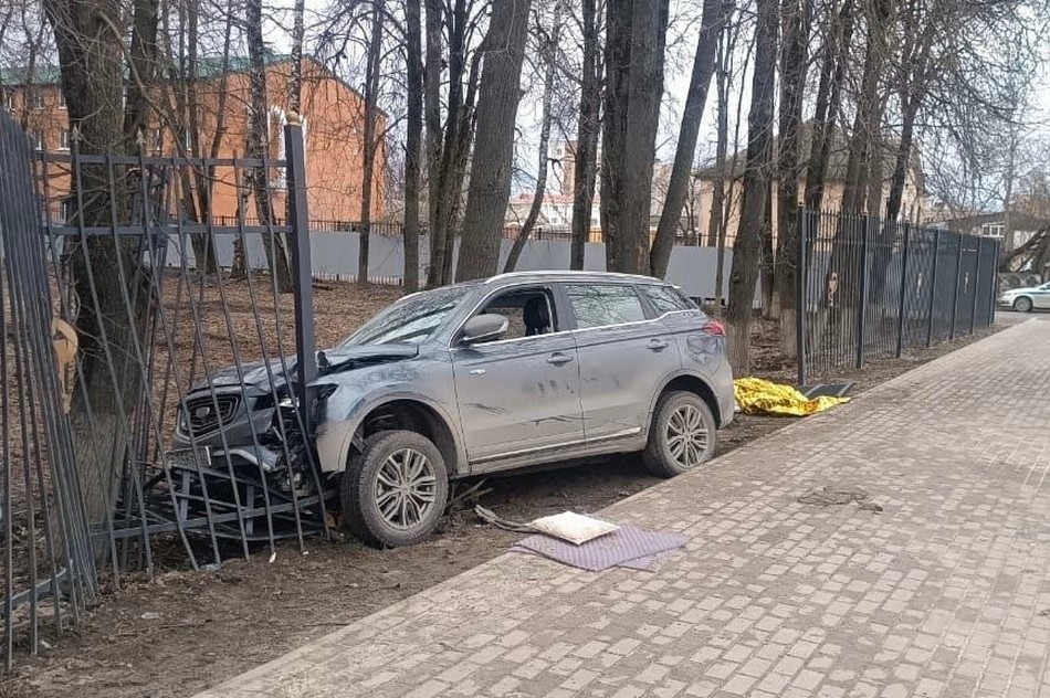 На Станке Димитрова в Брянске автомобилист покалечил женщину и снес забор