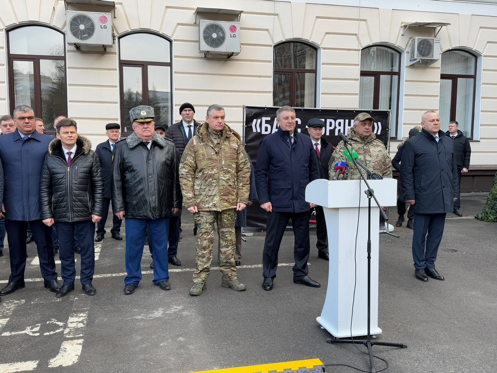 Жителям Брянска показали крутую бронетехнику отряда «БАРС»