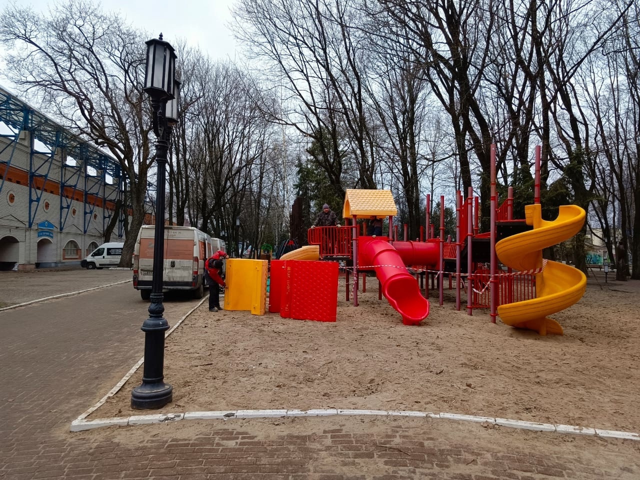 В брянском парке-музее А.К. Толстого завершается монтаж детской площадки