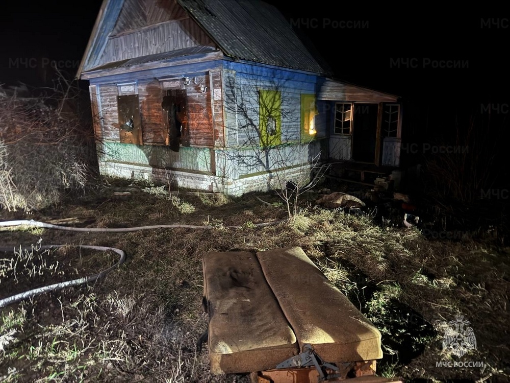 Из горящего под Трубчевском дома спасли двух человек