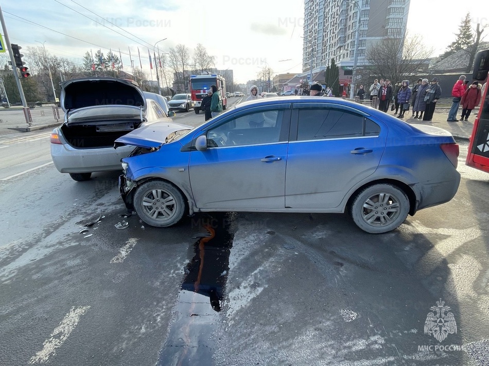 В Брянске спасатели ликвидировали последствия ДТП возле Кургана Бессмертия