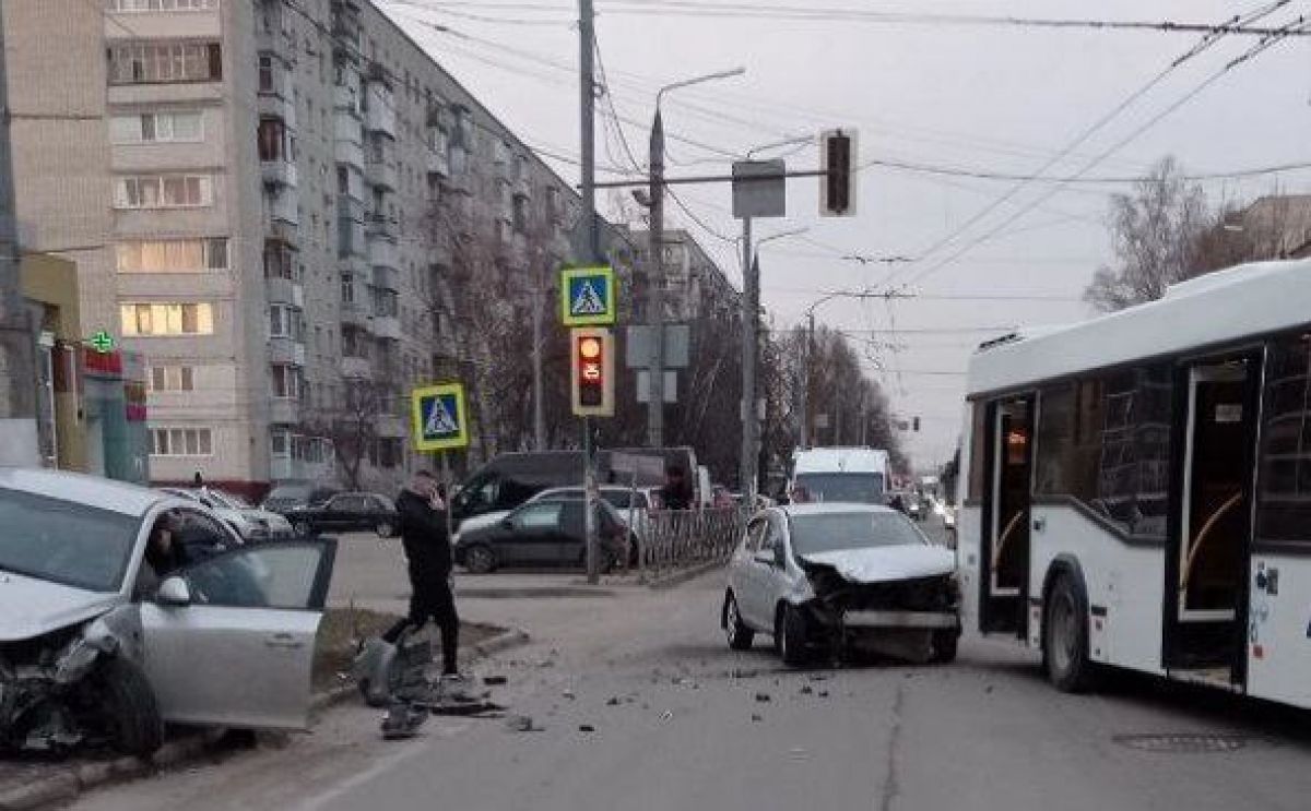 Гонки между автобусом и троллейбусом стали причиной сильной аварии в Бежицком районе