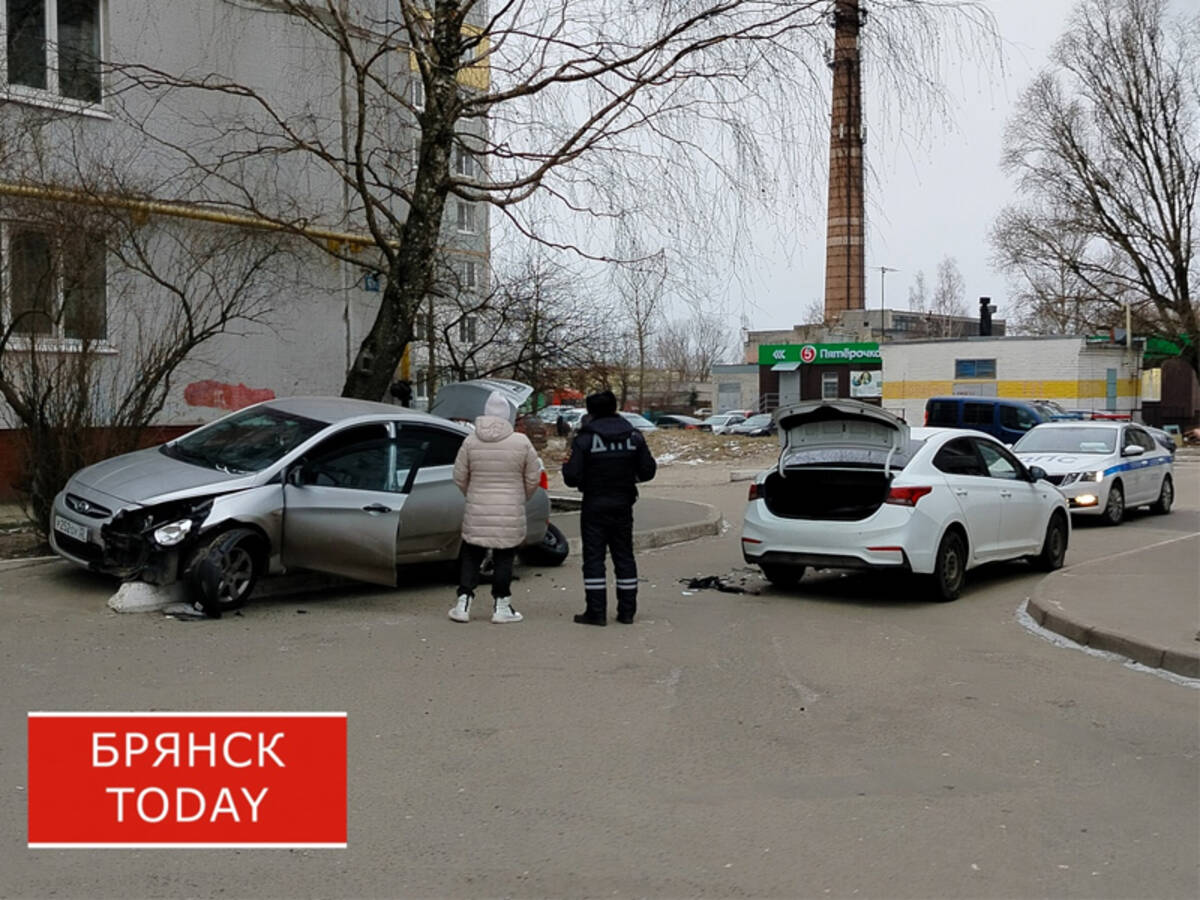 В Володарском районе Брянска в результате ДТП повреждены две иномарки