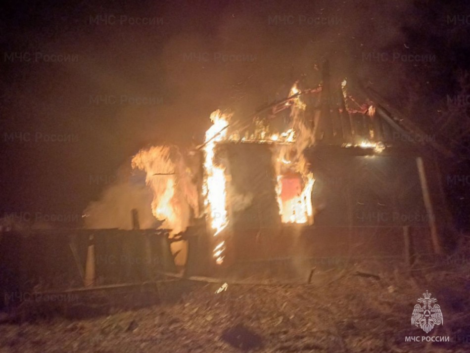 Двое мужчин погибли при пожаре в Почепском районе