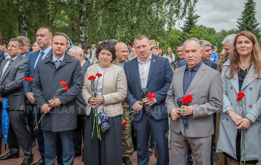 День ветеранов боевых действий. В Брянске возложили цветы к мемориалу «Круговая оборона»