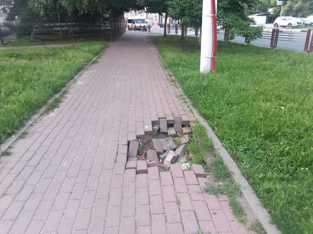 В Брянске возле школы №1 возникла страшная дыра