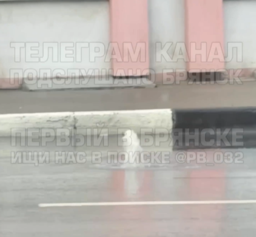 В центре Брянска «заиграл» фонтан прямо посреди дороги