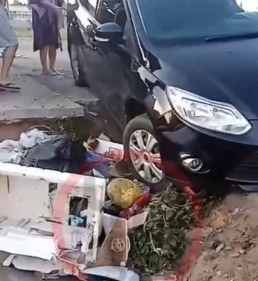 Машина провалилась в огромную мусорную яму под Брянском