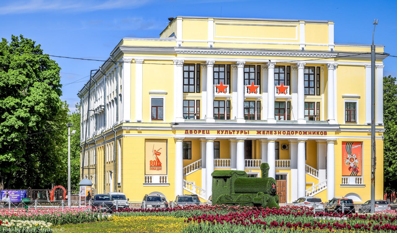 В Брянске 1 августа запретят парковку на площади перед ДК железнодорожников из-за выставки техники
