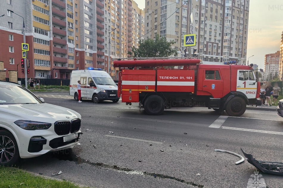 В Брянске на территории старого аэропорта две легковушки попали в ДТП