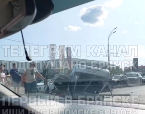 В Брянске на проспекте Московском перевернулся легковой автомобиль