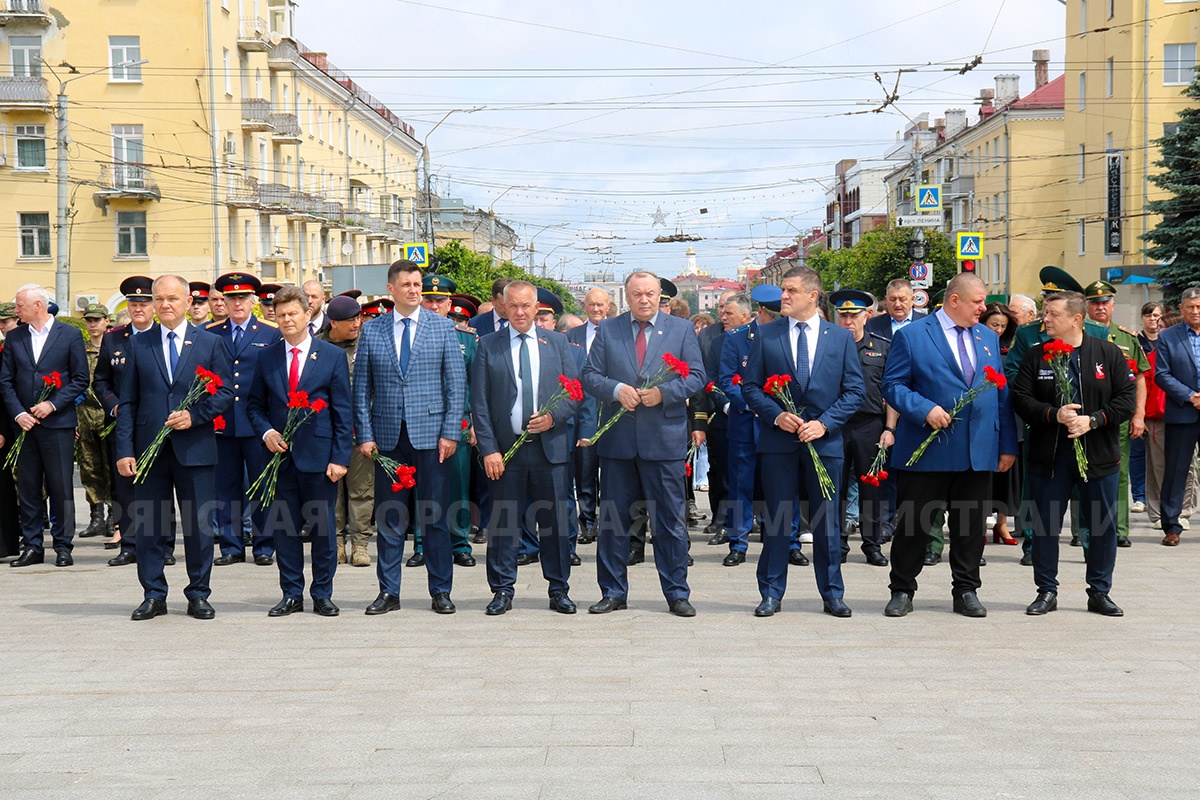 День памяти и скорби. Власти Брянска возложили цветы к Вечному огню