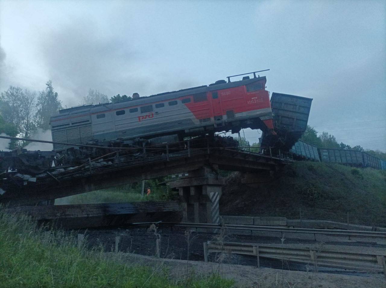 Рядом с Брянщиной произошло еще одно обрушение моста вместе с товарным поездом