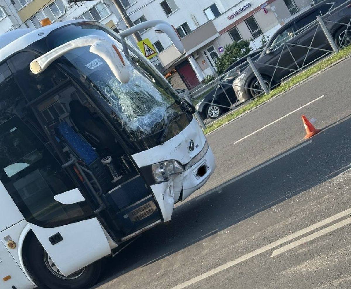В Брянске на проспекте Московском автобус угодил в серьезное ДТП