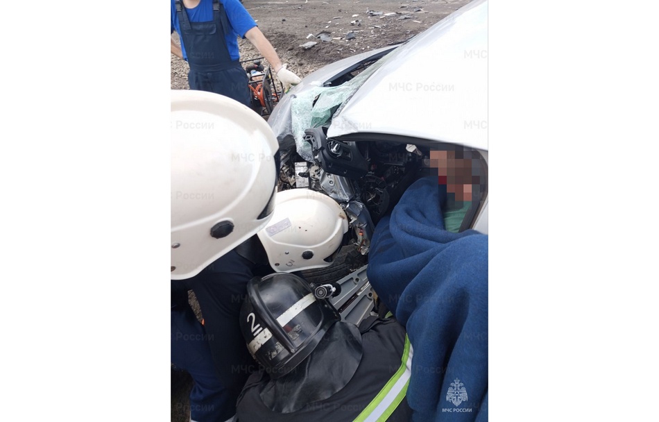 Под Брянском в покореженной в результате аварии легковушке зажало человека