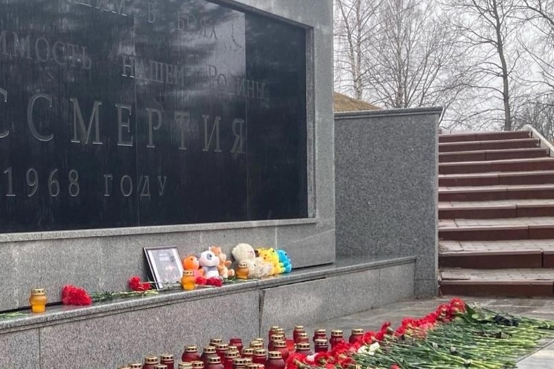 Жители Брянска несут цветы к Кургану Бессмертия в память о погибших при обрушении моста