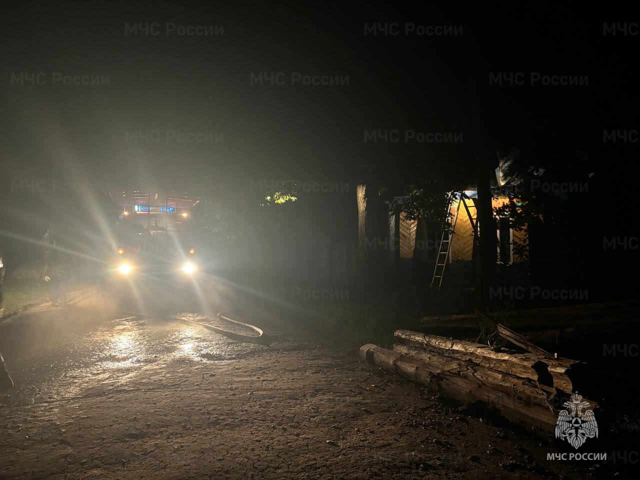 В сгоревшем под Климовом доме обнаружили два трупа
