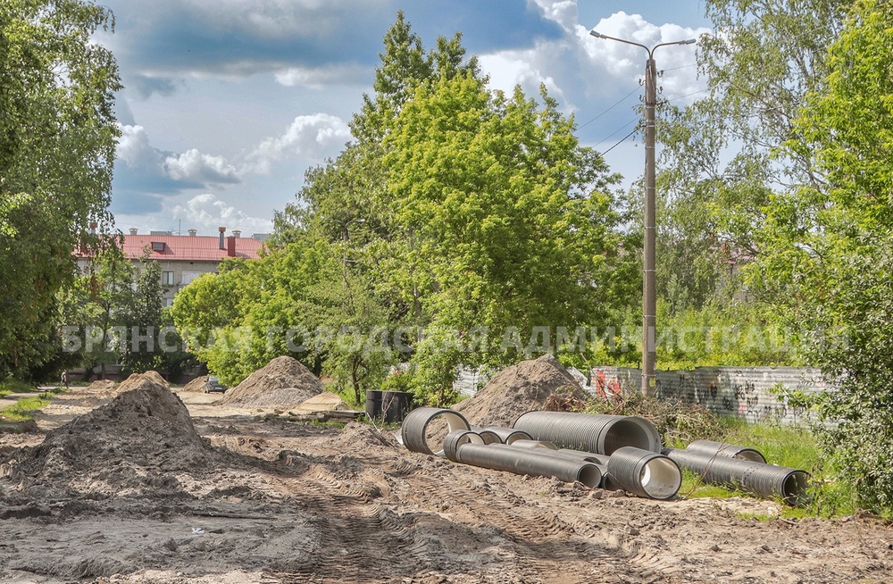 На Комсомольской в Брянске начали прокладывать долгожданную ливневку