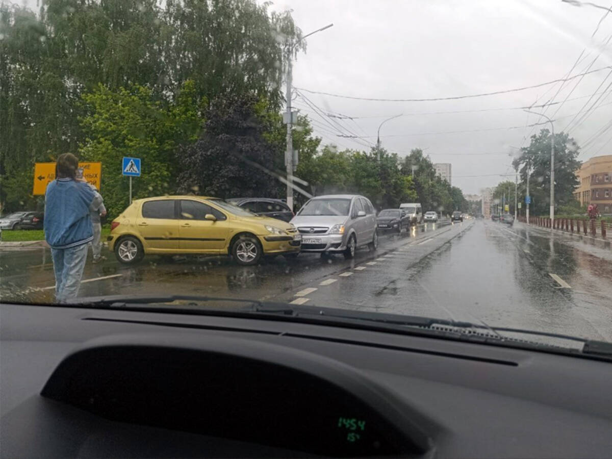 В Брянске перед Курганом не разъехались две легковушки