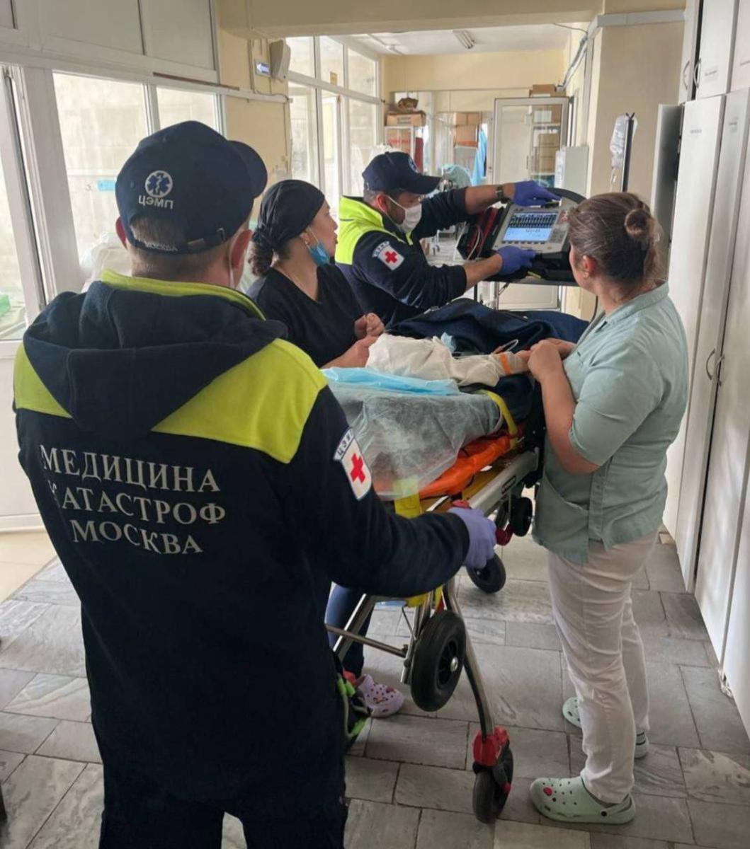 Младенца, пострадавшего после обрушения моста, доставили на лечение в Москву