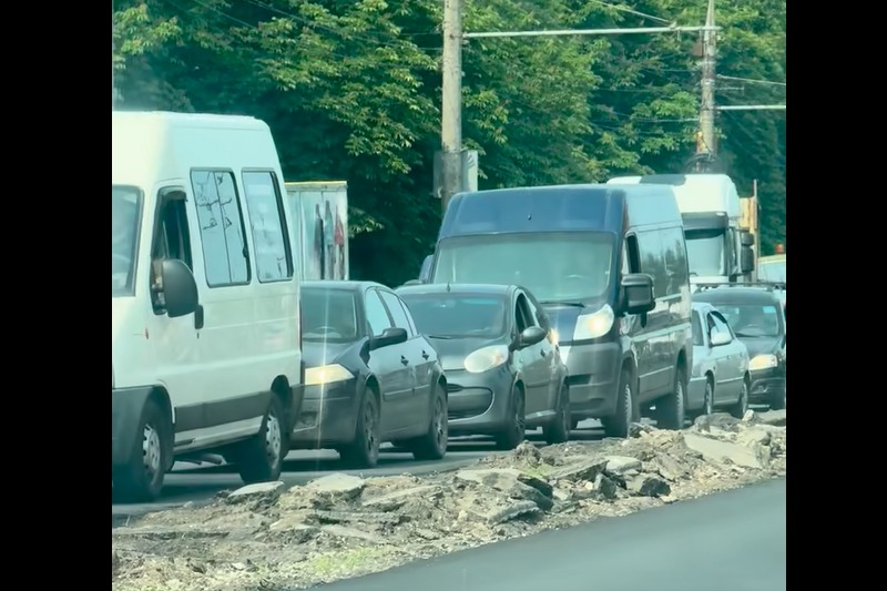 От моста до моста. В Брянске дорожники парализовали движение на проспекте Московском