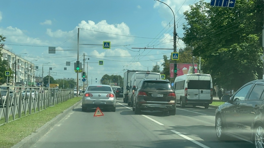 На Московском проспекте в Брянске возникла гигантская пробка из-за ДТП с мотоциклистом