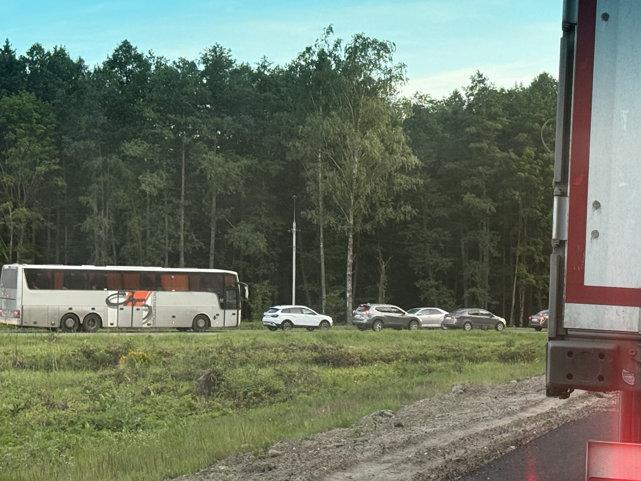 Дорожники устроили очередной транспортный коллапс на въезде в Брянск