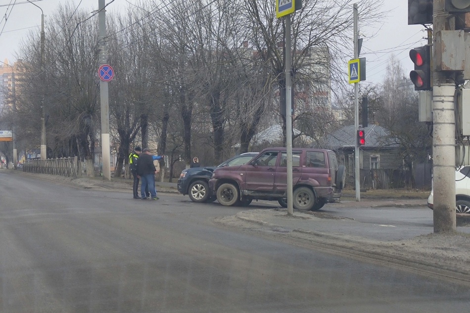 Возле ТРЦ «Мельница» в Брянске столкнулись автомобили