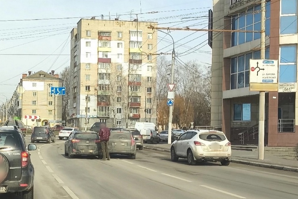 На въезде в Бежицкий район Брянска столкнулись машины